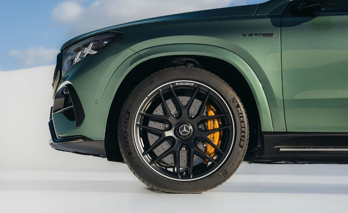 Интерьер топовых кроссоверов GLE и GLS тоже получил обновки. Перед водителем находится пересмотренное рулевое колесо AMG Performance с усечённым ободом, отделкой из кожи, микрофибры или их сочетания, а также с физическими «крутилками» на верхних спицах. Помимо этого, моделям обновили графику на дисплеях, установленных на передней панели, и освежили кресла в салоне.