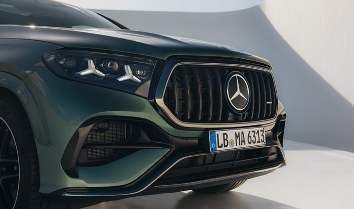 Интерьер топовых кроссоверов GLE и GLS тоже получил обновки. Перед водителем находится пересмотренное рулевое колесо AMG Performance с усечённым ободом, отделкой из кожи, микрофибры или их сочетания, а также с физическими «крутилками» на верхних спицах. Помимо этого, моделям обновили графику на дисплеях, установленных на передней панели, и освежили кресла в салоне.